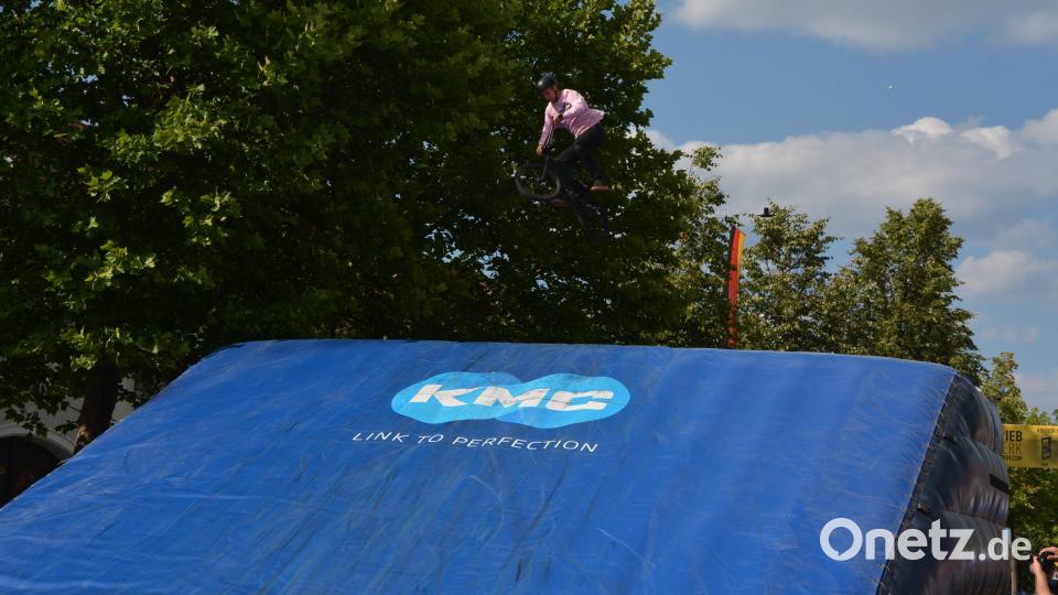 Bei einem &quot;Freestyle-Contest&quot; gab es spektakuläre Sprünge mit dem Fahrrad zu sehen. Bild: jr