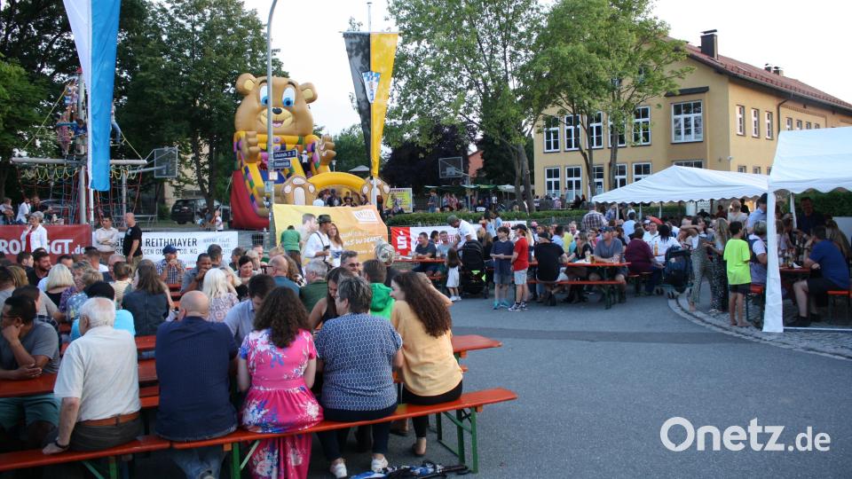 Da hätte Bürgermeister Bernhard Stangl Platzkarten verkaufen können: Sitzplätze sind beim Pressather Jubiläums-Bürgerfest auf dem Weihertürl oft Mangelware. Bild: bjp