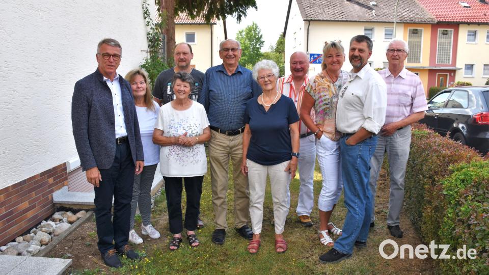 Im Kreis der Familie feierte das Ehepaar Standfest (Mitte) Diamantene Hochzeit. Dazu gratulierte auch Bürgermeister Franz Stahl (links). Bild: ubb