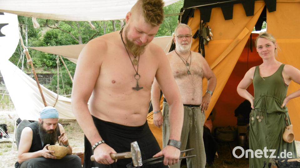 Auf dem Vorplatz des Theuerner Schlosses haben historische Handwerker, Händler und zahlreiche Geschichtsdarsteller die Welt des Spätmittelalters und der frühen Neuzeit zu neuem Leben erweckt. Bild: mma