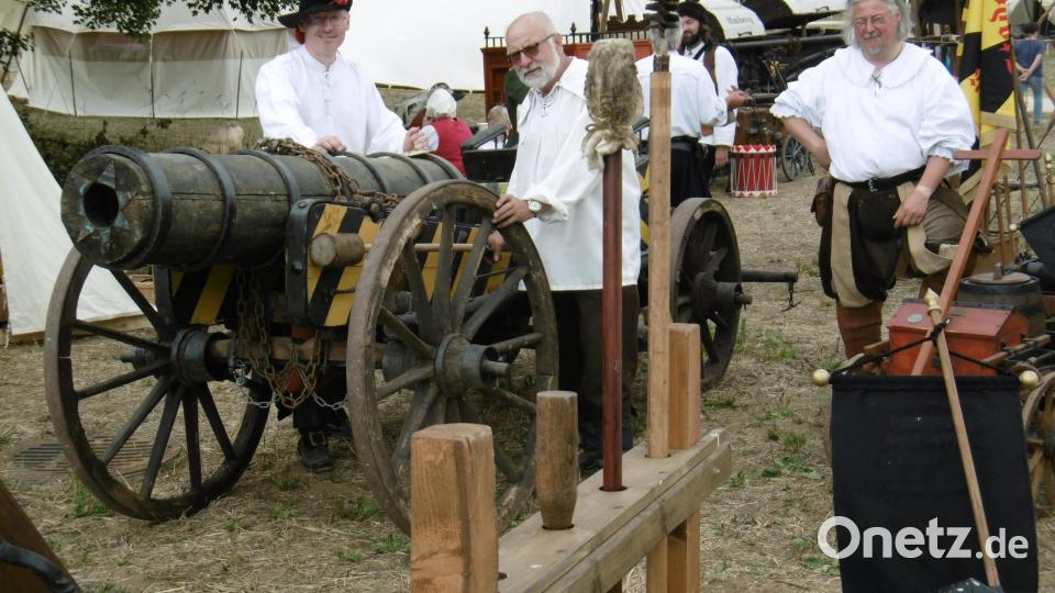 Kanonenfütterer: Auf dem Vorplatz des Theuerner Schlosses haben historische Handwerker, Händler und zahlreiche Geschichtsdarsteller die Welt des Spätmittelalters und der frühen Neuzeit zu neuem Leben erweckt. Bild: mma
