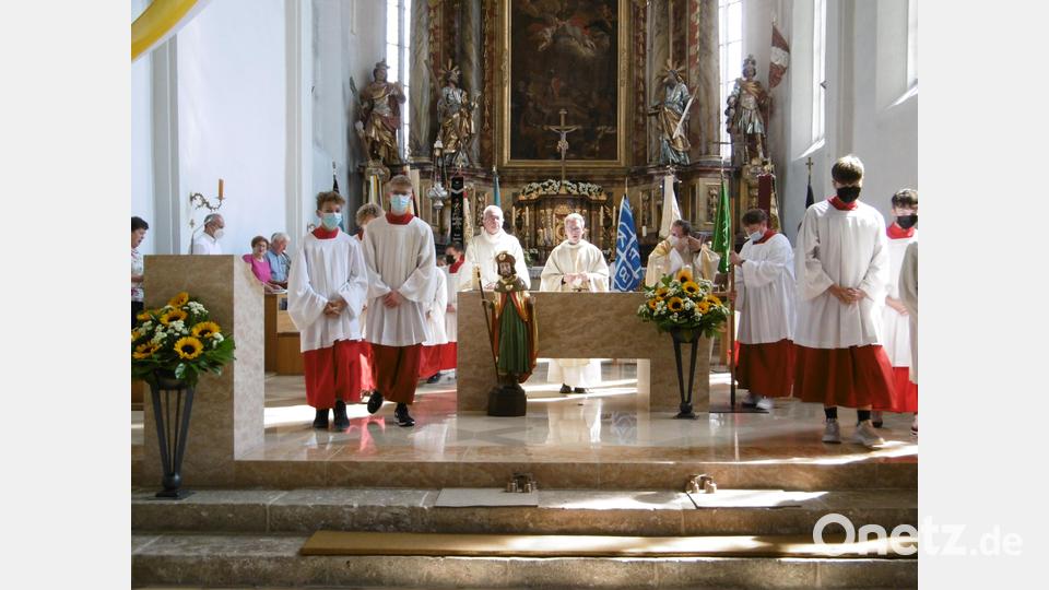 Den Festgottesdienst mit der neu renovierten St.Jakobusstatue vor dem Altar konzelebrierten die Geistlichen Christian Preitschaft und Dekan Christian Schulz, Diakon Dieter Gerstacker assistierte. Bild: mma
