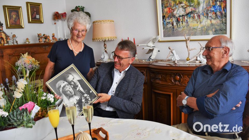 Bürgermeister Franz Stahl (Mitte), der im Namen der Stadt gratulierte, wollte unbedingt das Hochzeitsfoto sehen. Rita und Helmut Standfest holten es aus dem Schlafzimmer und zeigten es ihm gern. Bild: ubb