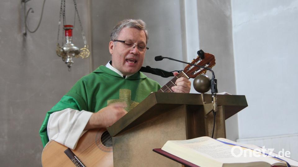 Die Melodie &quot;Ein bisschen Frieden&quot; und ein auf die Wallfahrt in Fuchsmühl zugeschnittener Text waren der Höhepunkt der humorvollen Predigt von Pfarrer Manfred Strigl. Bild: wro
