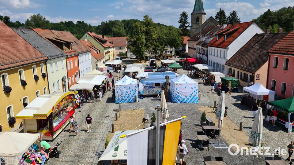 Zum Annamarkt haben viele Händler ihre Stände rund um den Marktplatz aufgebaut. In der Mitte thront das Landtagsmobil aus München. Bild: sne