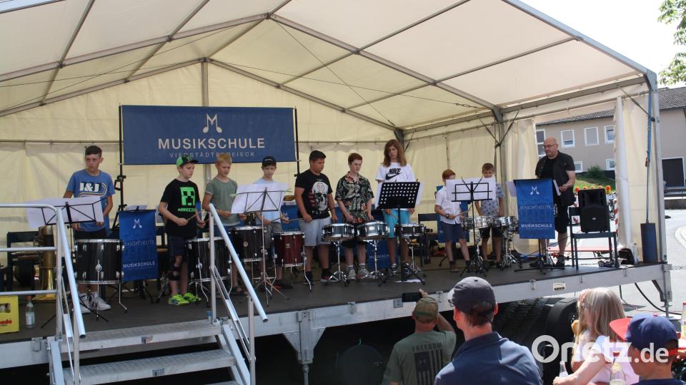 Am Sonntagvormittag gestalten die Bläser und Streicherinnen, der Akkordeon-Nachwuchs und die Schlagzeuger (Bild) der Musikschule VierStädtedreieck eine Matinee zum Weißwurstfrühschoppen. Bild: bjp