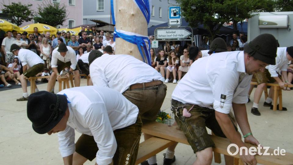 Mit viel Rhythmik legten sich die zwölf Burschen beim Schuhplattln ins Zeug. Bild: mma