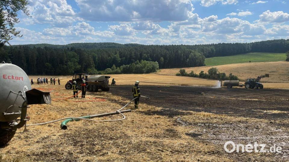 Auch bei Haghof (Gemeinde Neukirchen bei Sulzbach-Rosenberg) kam es am Dienstagnachmittag zu einem Flächenbrand aufgrund von Erntearbeiten. Bild: lei