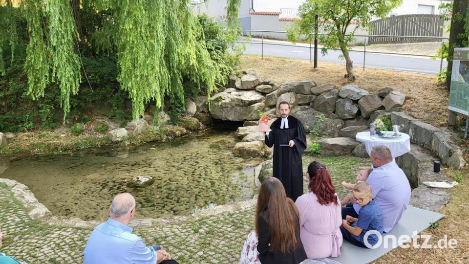 Pfarrer Stefan Fischer bei seiner Predigt an der Vilsquelle. Bild: wku