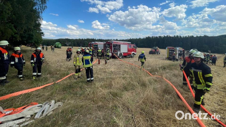 Auch bei Haghof (Gemeinde Neukirchen bei Sulzbach-Rosenberg) kam es am Dienstagnachmittag zu einem Flächenbrand aufgrund von Erntearbeiten. Bild: lei