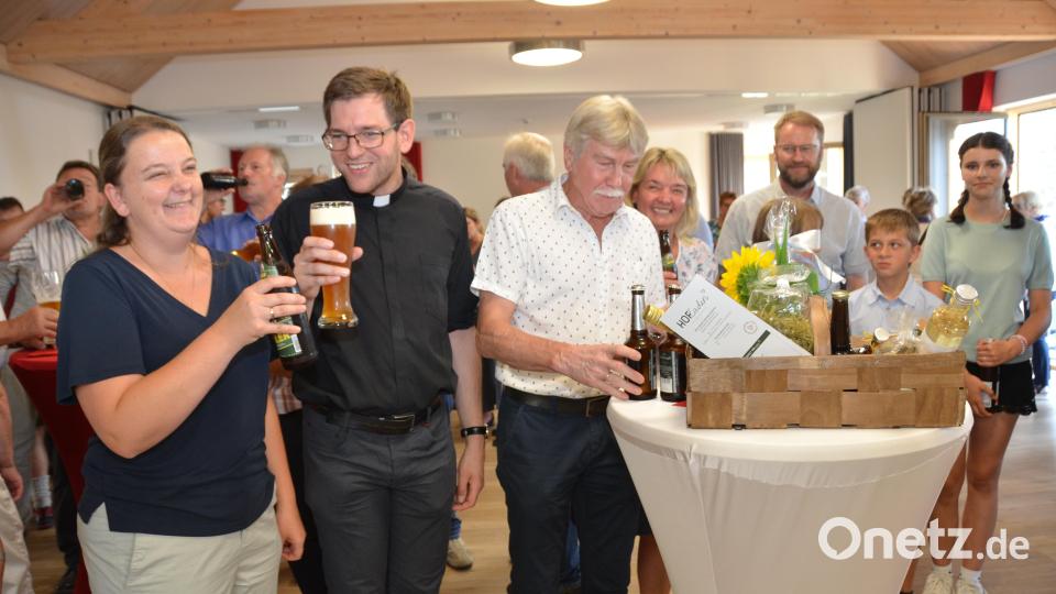 Ein Prosit auf die Gemütlichkeit. Kaplan Alexander Ertl fühlte sich in Vohenstrauß sichtlich wohl. Bild: dob