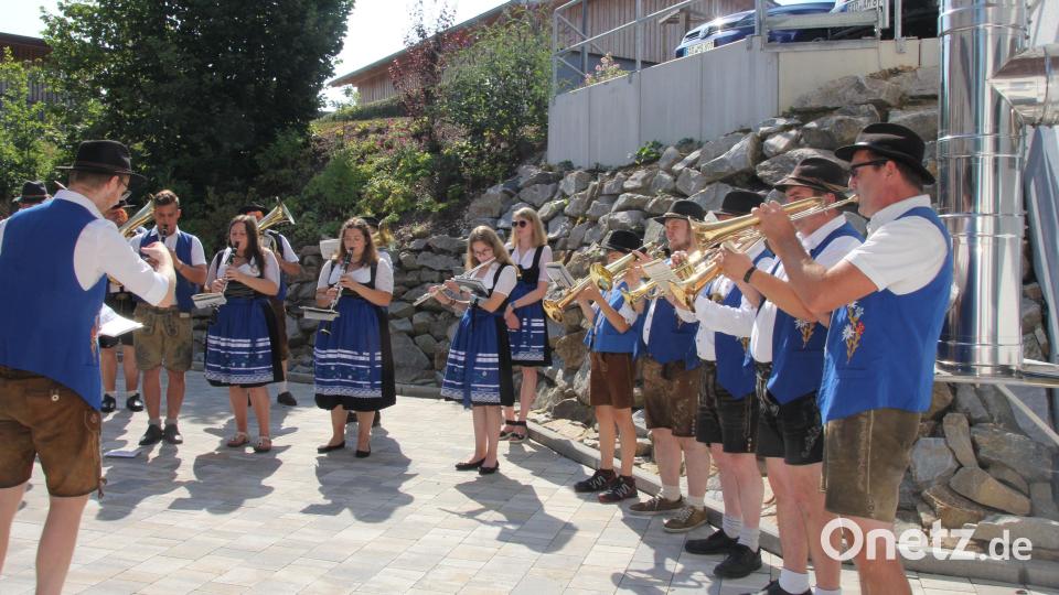 Die Edelweißkapelle Pertolzhofen begleitete auch die Einweihungsfeier musikalisch. Bild: frd