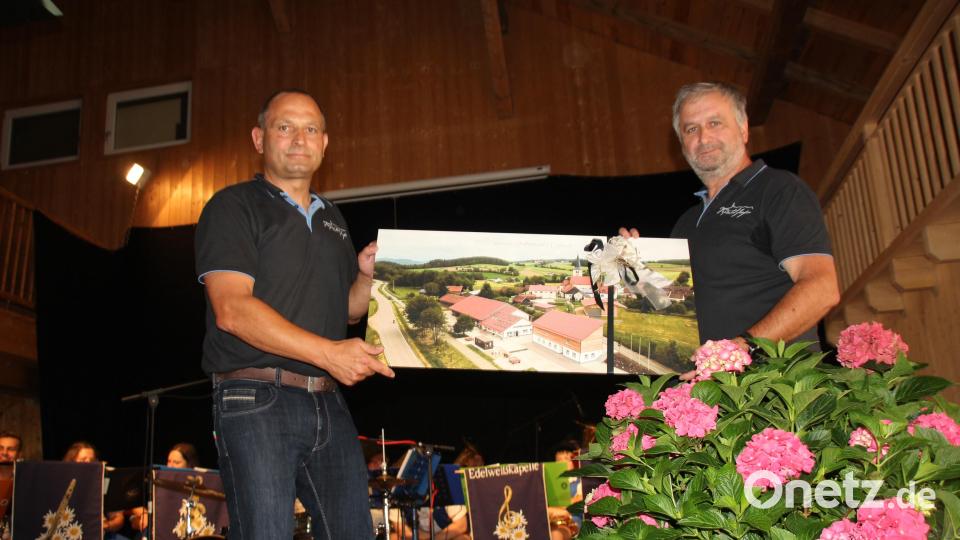 Herbert Laubmann (rechts) dankte Wunibald Zwack im Namen der Dorfgemeinschaft mit einem Bild vom Gemeinschaftshaus und dem Haus der Vereine für die geleistete Arbeit. Bild: frd