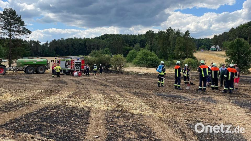 Feuerwehrleute löschen am Dienstagnachmittag, 26. Juli, einen Brand bei Ratzenhof (Gemeinde Hirschbach). Bild: lei