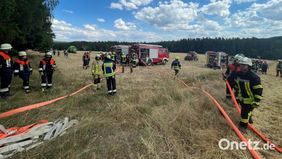 Auch bei Haghof (Gemeinde Neukirchen bei Sulzbach-Rosenberg) kam es am Dienstagnachmittag zu einem Flächenbrand aufgrund von Erntearbeiten. Bild: lei