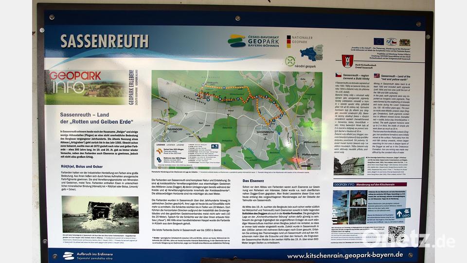 Die erste Infotafel steht am Feuerwehrhaus in Sassenreuth. Bild: jma