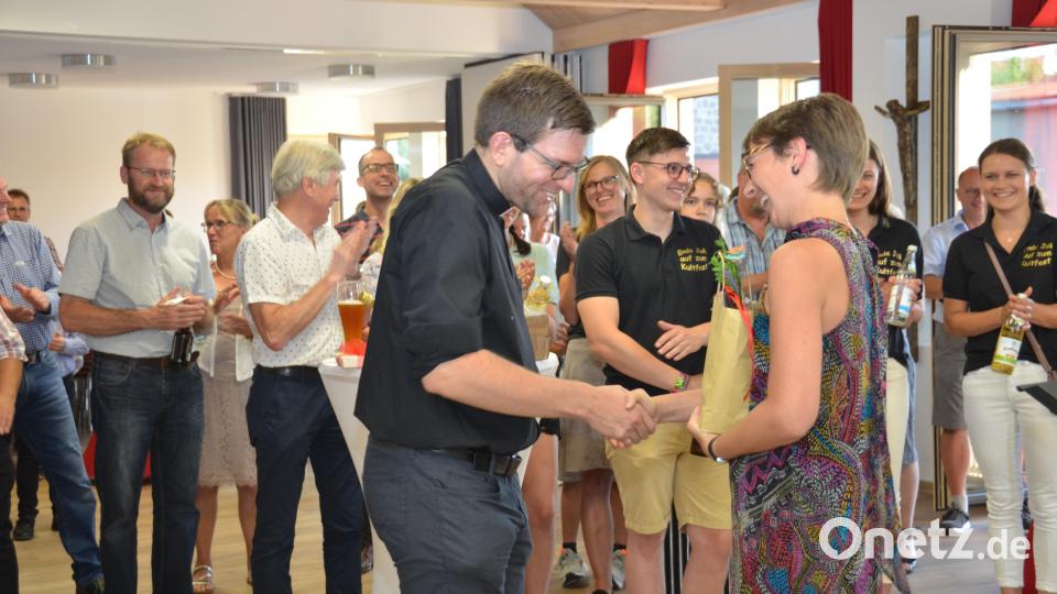 Nach drei Jahren zieht Kaplan Alexander Ertl weiter. Die evangelische Stadtpfarrerin Carmen Riebl überreicht zum Abschied persönliche Geschenke, verbunden mit den besten Wünschen. Bild: dob
