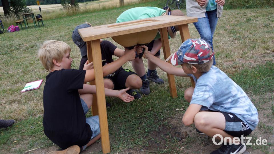 Den Mädchen und Buben war es möglich, das Melken einmal zu üben. Bild: bkr