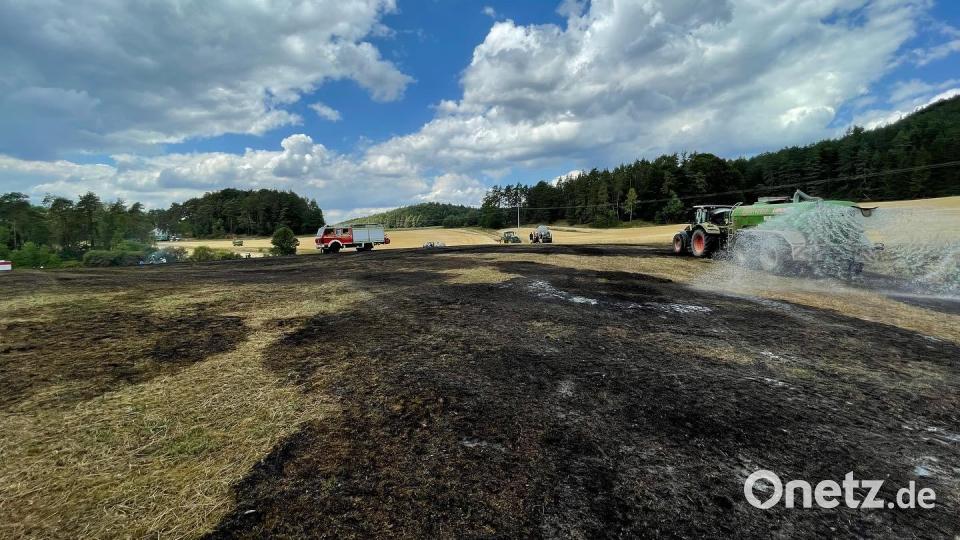 Feuerwehrleute löschen am Dienstagnachmittag, 26. Juli, einen Brand bei Ratzenhof (Gemeinde Hirschbach). Bild: lei