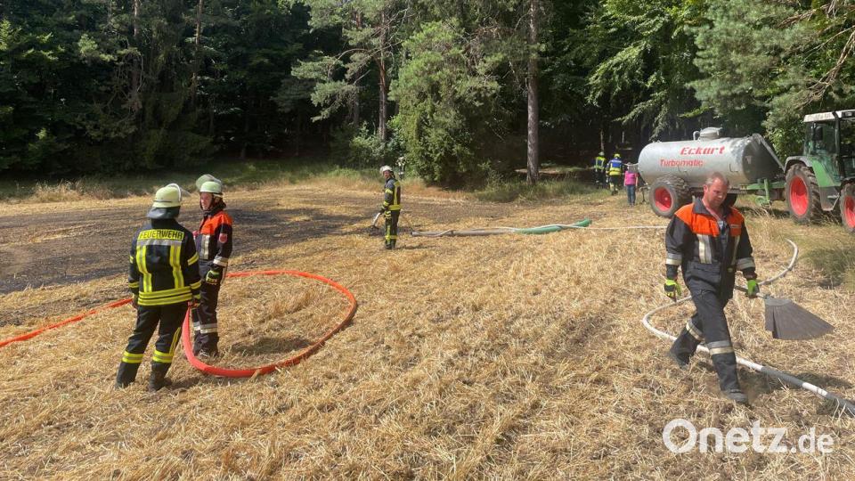 Auch bei Haghof (Gemeinde Neukirchen bei Sulzbach-Rosenberg) kam es am Dienstagnachmittag zu einem Flächenbrand aufgrund von Erntearbeiten. Bild: lei