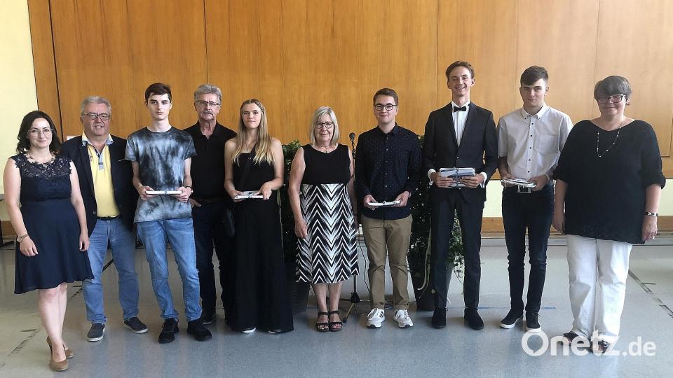 Höhepunkt der Entlassfeier an der Mittelschule Wiesau war die Bekanntgabe der Prüfungsbesten. Im Bild (von links) GTK 9-Klassenleiterin und stellvertretende Schulleiterin Cornelia Heller-Trinks, Bürgermeister Toni Dutz (Wiesau), Christopher Toth, Bürgermeister Wolfgang Braun (Fuchsmühl), Pia Eisold, Rektorin Andrea Schiml, Hendrik Spitzl, David Stengauar, Laurin Lippert und die M 10-Klassenleiterin Petra Seidel. Bild: wro