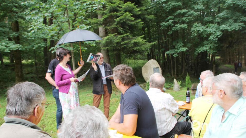 Mit kurzen Ansprachen von Bürgermeister Franz Schöner, seiner tschechischen Kollegin Eva Procházková sowie Karl Schneider (von links) begann das gemütliche Beisammensein mit Kaffee und Kuchen sowie kühlen Getränken am wieder errichteten Kriegerdenkmal in Lohhäuser. Bild: wg