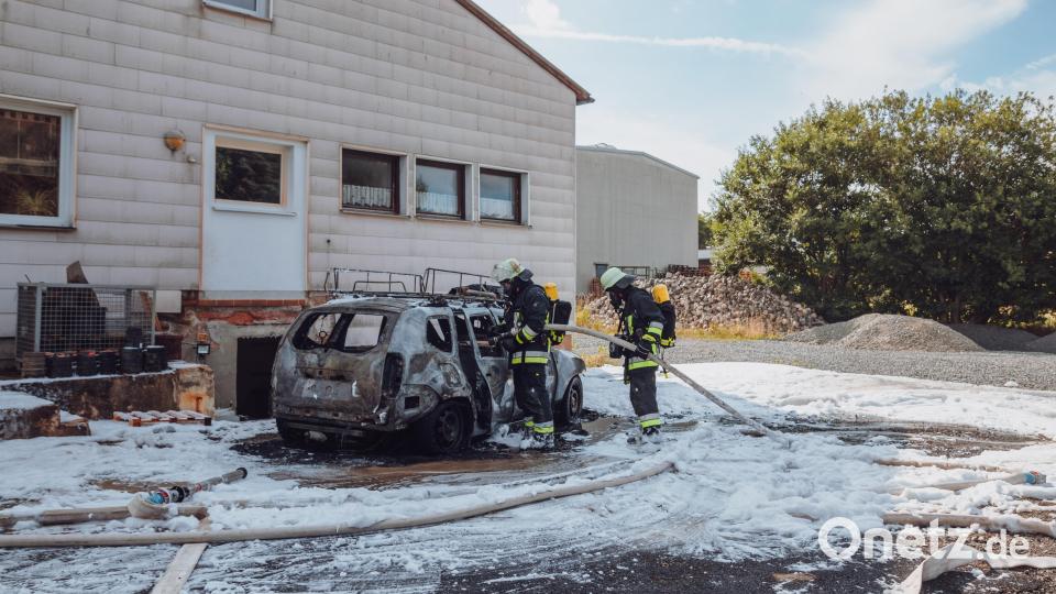 Ein Dienstfahrzeug des Bärnauer Bauhofs brannte am Dienstagvormittag vollständig aus. Die Feuerwehrleute konnten das Feuer innerhalb weniger Minuten löschen. Bild: sfo