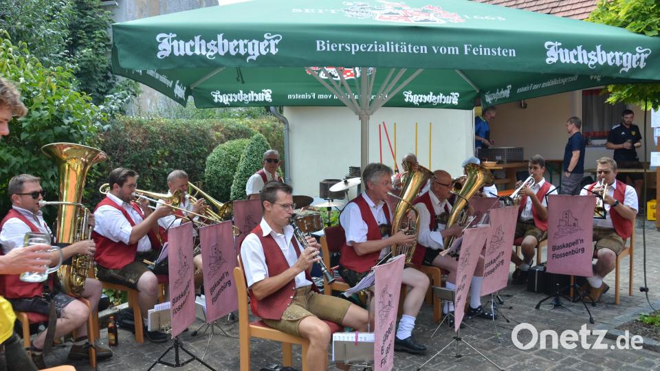 Die &quot;Flossenbürger Blaskapell&#039;n&quot; ist seit Jahren die Blasmusik der Waldauer. Die Musikanten kommen gerne, wenn sie gerufen werden und spielen fleißig auf. Zuvor gestalteten sie schon musikalisch den Gottesdienst für die verstorbenen SV-Mitglieder in der Benefiziumskirche St. Johannes Nepomuk. Bild: dob