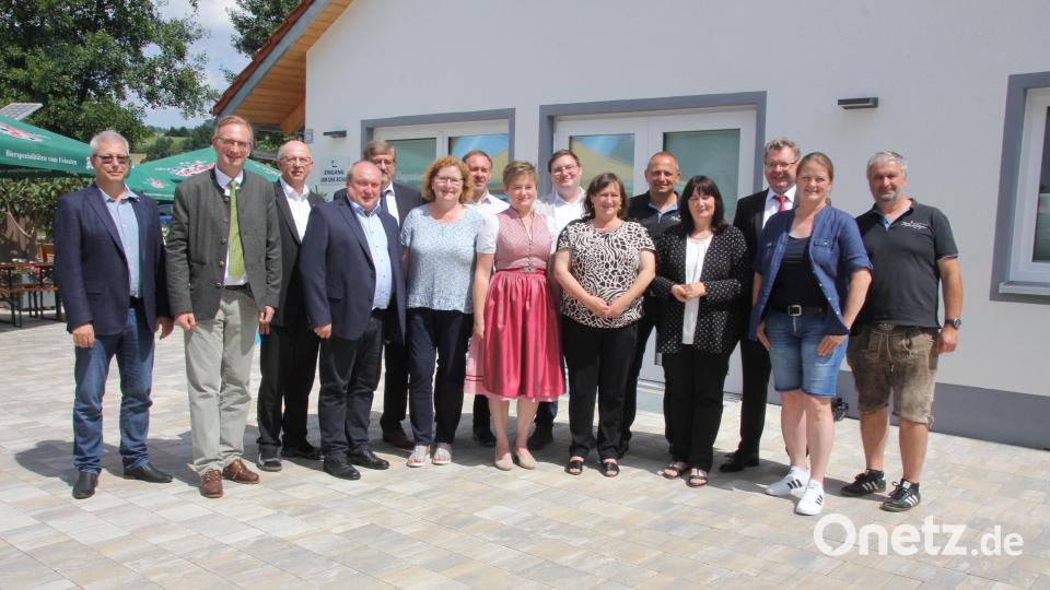 Die Polizprominenz und die am Bau beteiligten Führungskräfte stellten sie am Ende des &quot;offiziellen Teil&quot; zu einem Erinnerungsfoto. Bild: frd