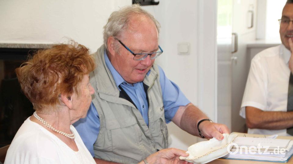 Dr. Peter Zwerenz (rechts) bedankte sich mit einer Porzellanschale von der Manufaktur Kilian bei Rosa Schöner für ihre Arbeit als Kassenführerin und ihren Einsatz für Lohhäuser. Bild: wg