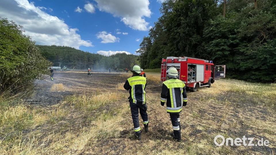 Feuerwehrleute löschen am Dienstagnachmittag, 26. Juli, einen Brand bei Ratzenhof (Gemeinde Hirschbach). Bild: lei