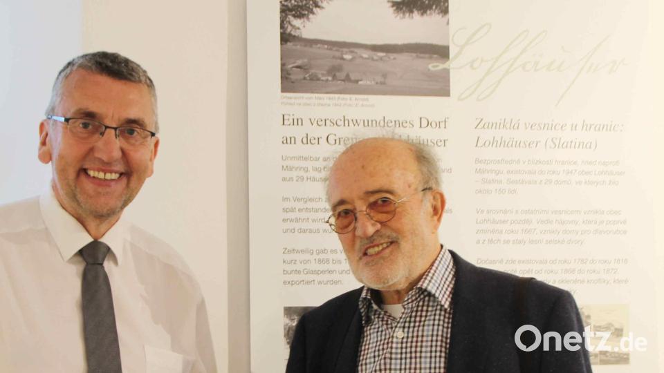 Bürgermeister Franz Schöner (links) hat schon viele Ideen, wie die Gemeinde Mähring das Jubiläum „20 Jahre Patenschaft“ für Lohhäuser nächstes Jahr gefeiert werden könnte. Er sicherte Karl Schneider schon jetzt „ein großes Fest“ zu. Bild: wg