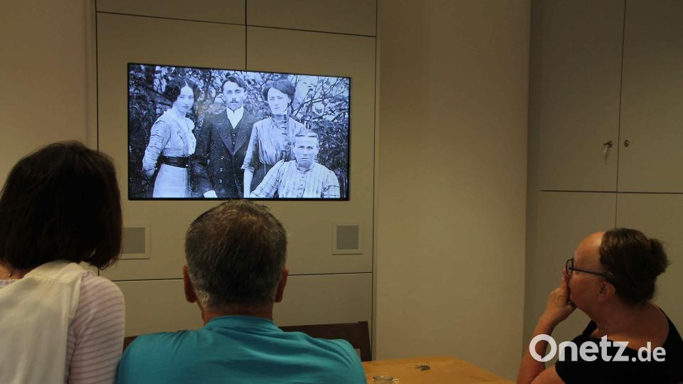Auf großes Interesse stießen die alten Fotos von Lohhäuser, die Zeitzeugenberichte und auch die Kurzfilme von der Spurensuche. Bild: wg