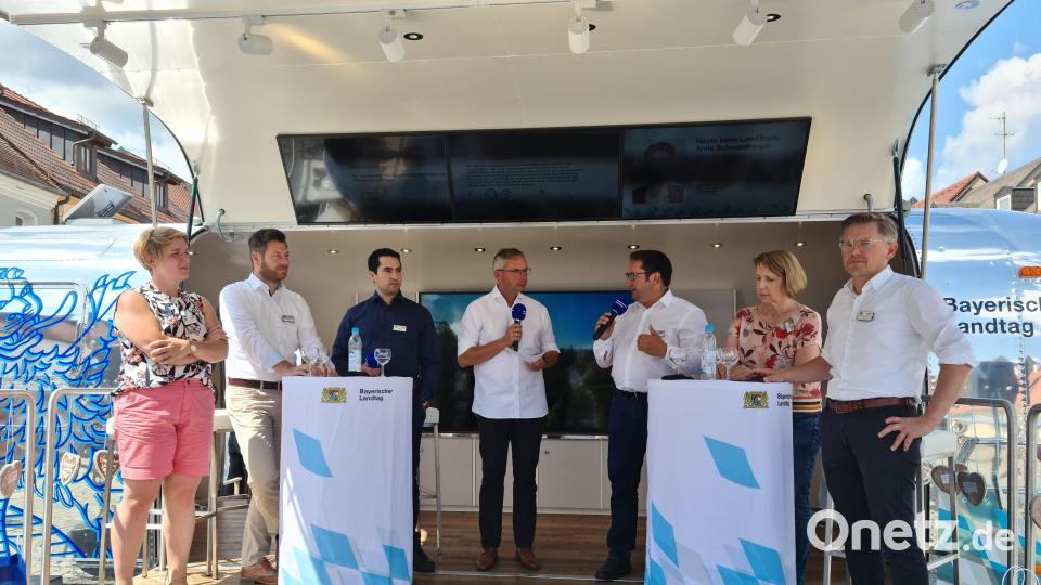 Bei der Diskussion am Landtagstruck geht es hei zu – und manchmal auch hitzig. Im Bild die Abgeordneten (von links) Anna Schwamberger, Christoph Skutella, Stefan Löw und (von rechts) Tobias Reiß, Annette Karl und Tobias Gotthard mit Moderator Rüdiger Nowak vom Bayerischen Rundfunk. Bild: sne