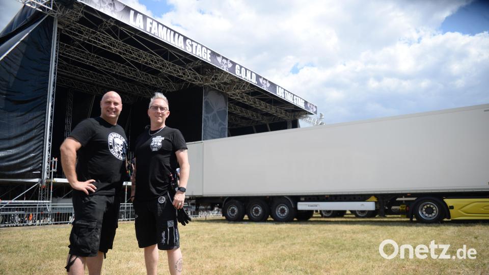Timo Hofmann (rechts) und Steffen Kiederer freuen sich, das Publikum bei der G.O.N.D. in Empfang zu nehmen. Am Dienstag wurde noch fleißig am Aufbau der Bühne gearbeitet. Bild: Andreas Brückmann