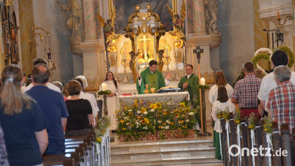 Zum Abschied zelebrierte Kaplan Alexander Ertl mit Dekan Alexander Hösl einen Gottesdienst in der Stadtpfarrkirche, den der Kirchenchor unter Leitung von Claudia Gruber musikalisch gestaltete. Bild: dob