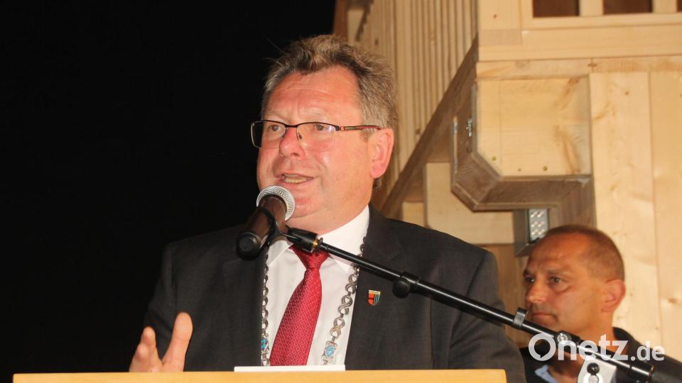 Bürgermeister Martin Prey betonte: Dieses Projekt habe gezeigt, dass Wunibald Zwack „ein Häuptling“ sei, der als ein Vorbild vorangehe &quot;und dem seine Indianer gerne folgen“. Bild: frd