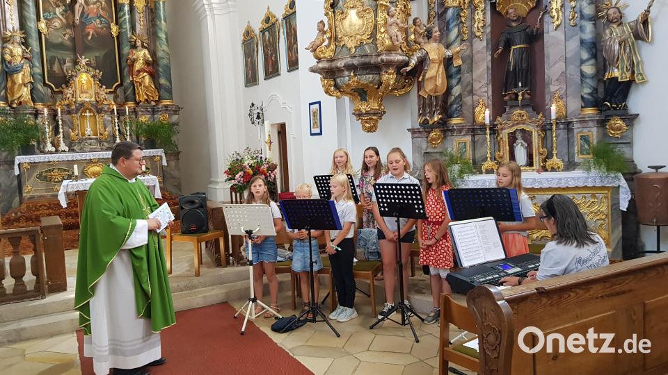 Den ersten Großeltern-Enkel-Gottesdienst gestalteten die Kirchenmäuse unter der Leitung und begleitet am E-Piano Petra Zielbauer mit. Mit dem Opa- und Omalied am Schluss ernteten sie großen Beifall. Bild: gi