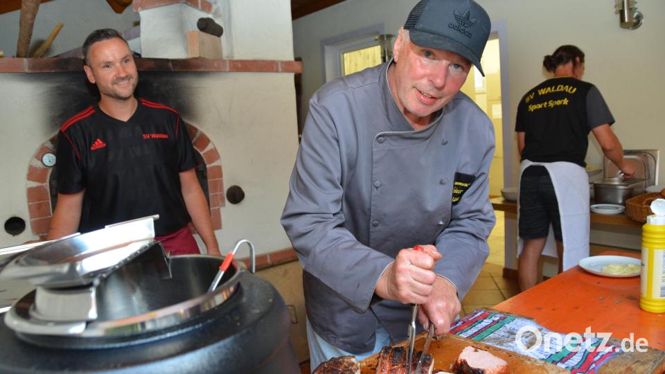 Wenn Koch Heiner Ertl anpackt, dann freuen sich die Gäste auf leckere Köstlichkeiten aus dem Backofen. Beim SV-Dorffest heizte er wieder den Backofen am Pfarrheim an. Bild: dob