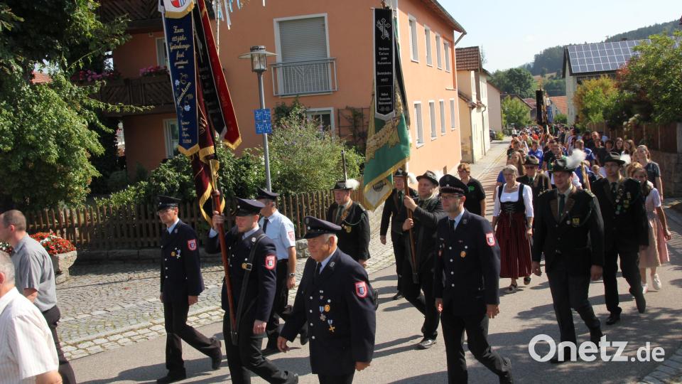 Zehn Vereinsabordnungen waren beim Kirchenzug dabei. Bild: frd