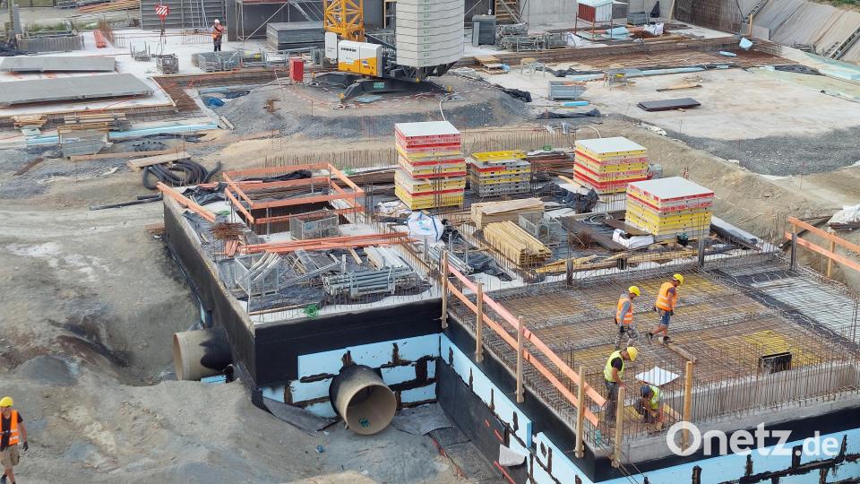 Reger Betrieb herrscht beim Neubau der Realschule Kemnath. Die Baufortschritte sind gut erkennbar. Bild: Landratsamt Tirschenreuth/exb