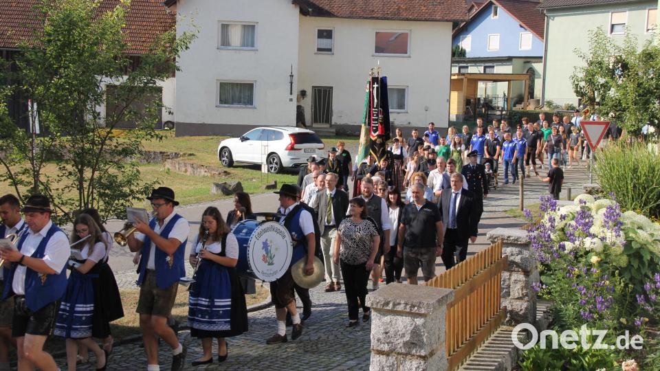 Ein großer Kirchenzug bewegte sich zum Dankgottesdienst. Bild: frd