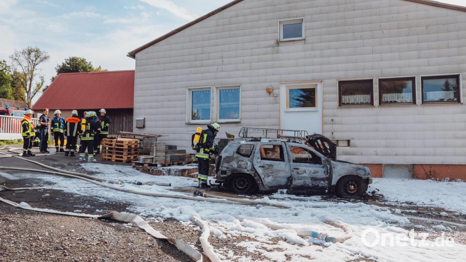 Feuerwehrleute löschten den Autobrand mit Schaum. Bild: sfo