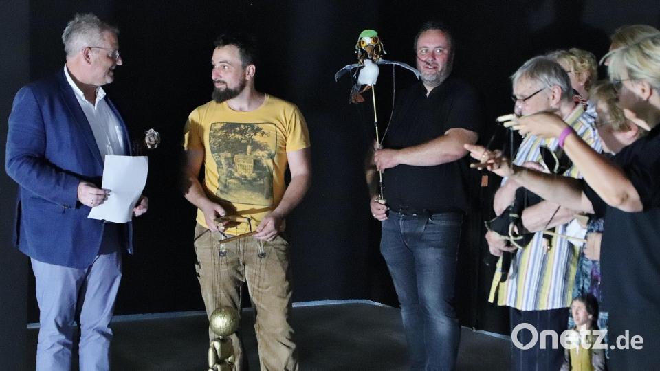 Alles in schwarz im Innenraum des künftigen Marionettentheaters Schwandorf: Die Umbauarbeiten zur neuen Spielstätte sind fortgeschritten, wovon sich Oberbürgermeister Andreas Feller (links, hier im Gespräch mit Theaterleiter Michael Pöllmann, ein Bild machte. Bild: Thomas Dobler