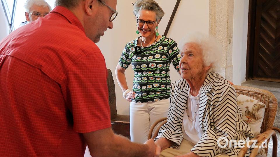 Helga Freifrau von Gemmingen-Hornberg (sitzend) suchte das Gespräch mit jedem Gratulanten. Bild: bsc