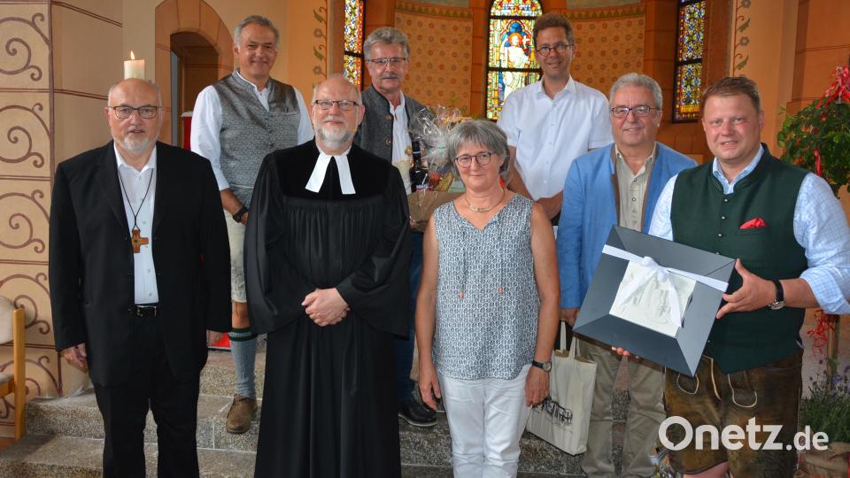 Pfarrer Martin Schlenk und seine Ehefrau Christine (vorne, Zweiter und Dritte von links) wurden auch von Vertretern kirchlicher und politischer Gemeinden verabschiedet. Mit im Bild Pfarrer Anton Witt (vorne links), Bürgermeister Stefan Grillmeier (vorne, rechts), Bürgermeister Toni Dutz (vorne, Zweiter von rechts) sowie (hinten, von links) Landrat Roland Grillmeier, Bürgermeister Wolfgang Braun und Kirchenvorstand Andreas Neumayr. Bild: jr