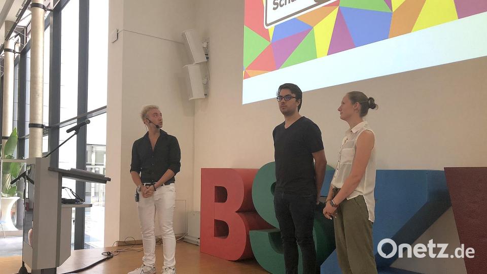 Von ihren persönlichen Erfahrungen, vor allem auch beim Umgang mit Rassismus, Mobbing oder Ausgrenzungen, erzählten die Schülersprecher Lisa Marie Uhlig, Steven Bayerlein und Fabio Gmeiner (von rechts). Bild: wro