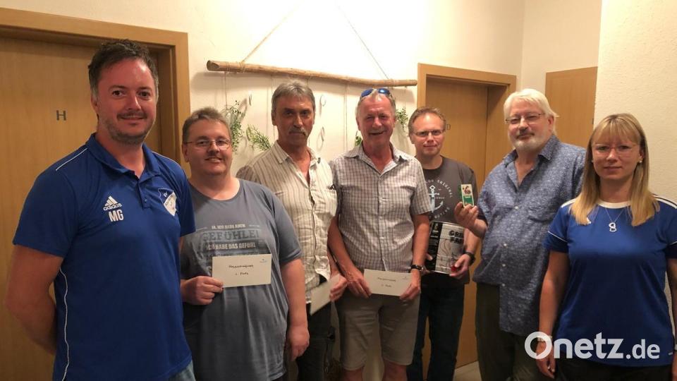 Ausrichter und Gewinner des Preisschafkopfs (von links): SVA-Vorsitzender Matthias Gmeiner, Markus Fritsch, Stefan Woppmann, Gerhard Holler, Marco Klotz, Paul Bargher, Kassier Daniela Bock. Bild: Renate Hilburger/exb