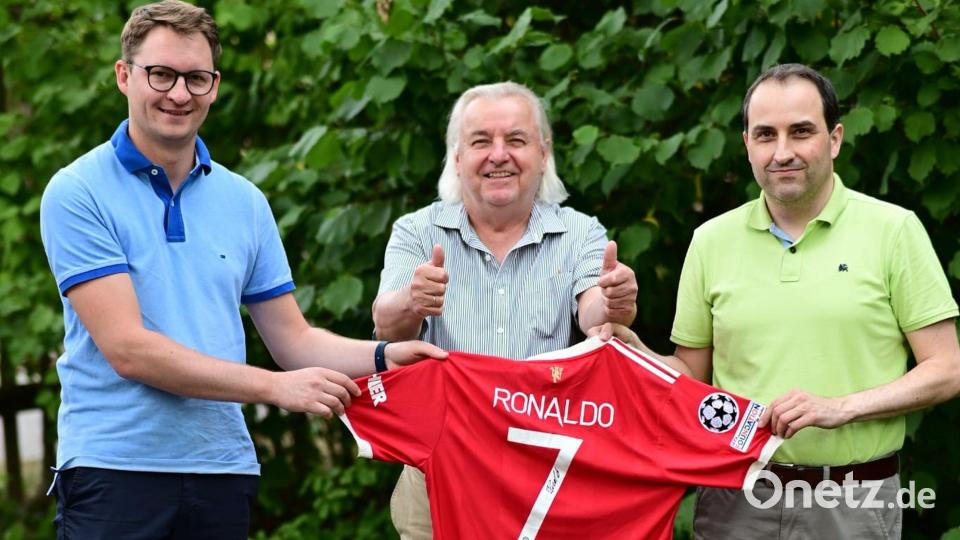 Der Gewinner des Ronaldo Trikots, Ludwig Metz (Mitte), mit den beiden Vorsitzenden Christian Birk (links) und Dieter Keil (rechts). Bild: Klaus Hofbauer/exb