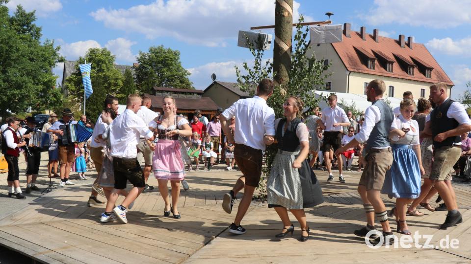 Die Tanzeinlagen der Sorghofer Kirwapaare kommen gut an. Auch dank der Kirwamusikanten Alexander Irlbacher, unterstützt von Simon und Dominik Seidl. Bild: Willi Ertl